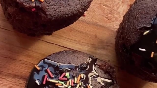 آموزش پخت کیک فنجانی شکلاتی خوشمزه و پفدار با دستور خانگی