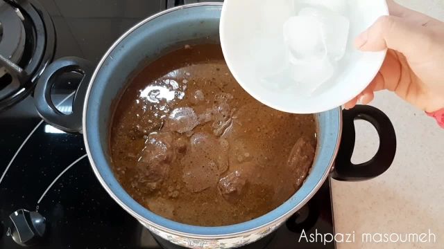 طرز تهیه خورش فسنجان جاافتاده و خوشمزه با مرغ غذای اصیل ایرانی
