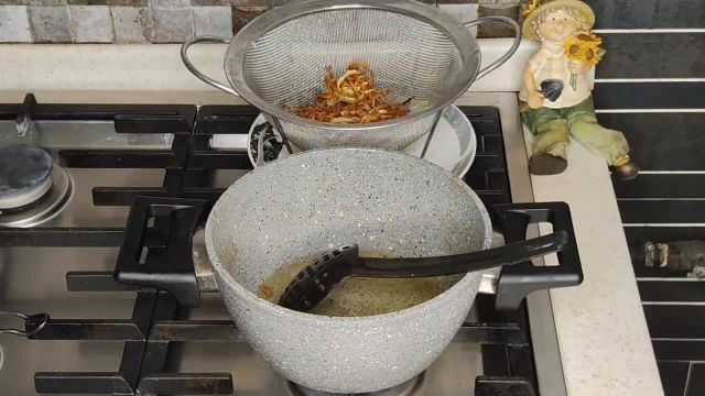 طریقه سرخ کردن اصولی پیاز داغ چیپسی مناسب برای تزئین و پخت غذا