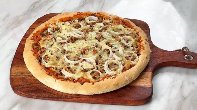 طرز تهیه پیتزا با تن ماهی و پنیر پیتزا