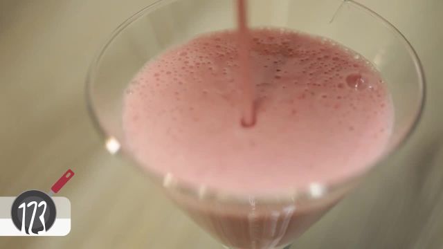 آموزش شیر توت فرنگی دسر فوق العاده خوشمزه به روشی ساده