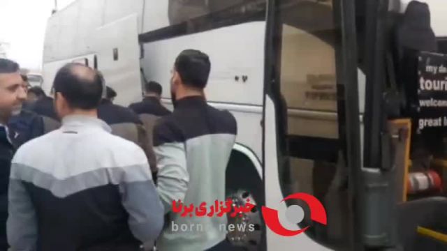 لحظه ورود تیم‌ های شمس‌ آذر و استقلال به ورزشگاه سردار آزادگان قزوین
