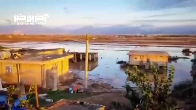 جاری شدن آب به خانه‌ روستاییان بر اثر بارش شدید باران در گنبد کاووس