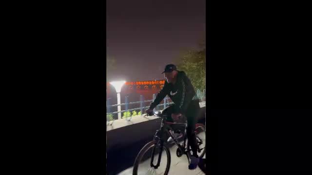 ویدئویی از دوچرخه سواری ژوزه مورایس در کنار زاینده‌ رود با آهنگی از محمدرضا شجریان