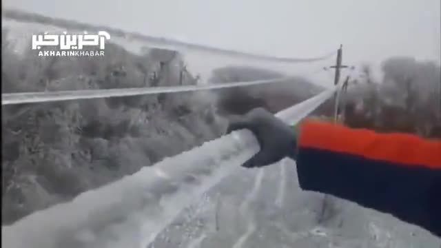 تصاویری شگفت‌انگیز از یخ زدن سیم برق در سرمای روسیه!
