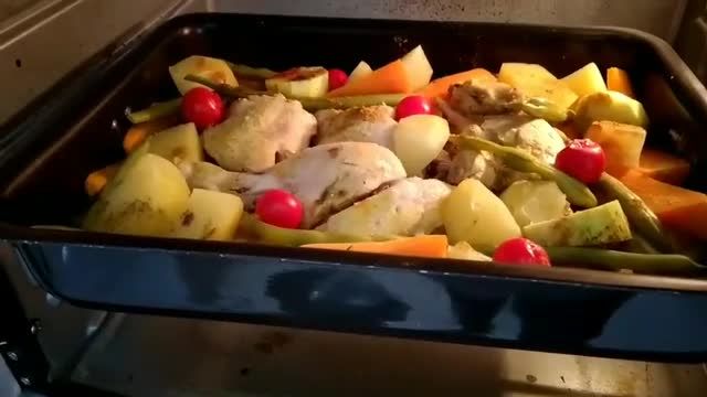 روش پخت مرغ در فر با سبزیجات تازه خوشمزه و رژیمی