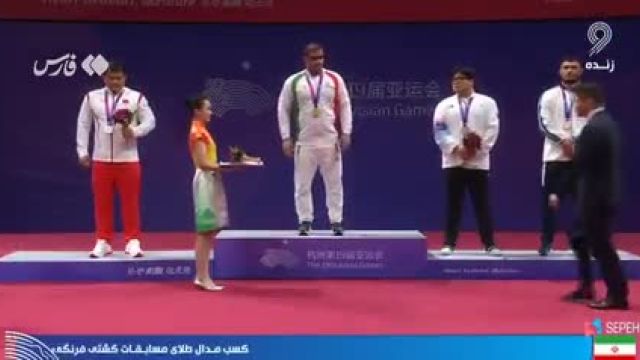 اهدای مدال طلا به میرزا زاده توسط وزیر ورزش