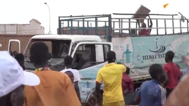 حمله مردم نیجر به کامیون نیروهای فرانسوی