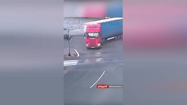 فیلم تصادف کامیون با قطار  | ببینید