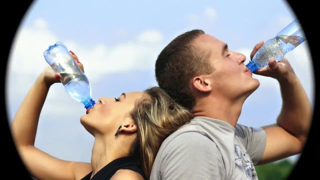 نوشیدن آب یخ بهتر است یا آب گرم؟ | ویدیو