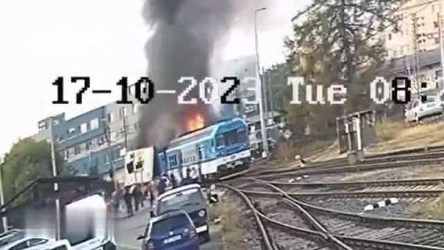 لحظه هولناک تصادف یک قطار با تریلی