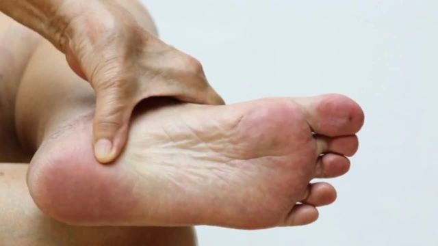 بررسی علل و درمان درد عصبی و سوزن سوزن شدن پاها و دست ها