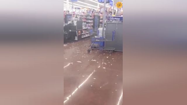 بارش تگرگ سقف یک فروشگاه را شکست