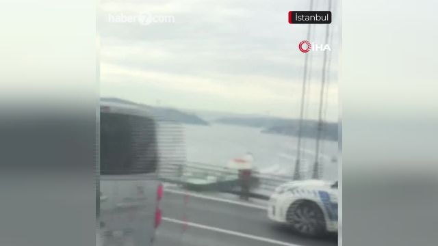 فیلم خودکشی یک مرد روی معروف‌ترین پل استانبول که توسط پلیس نجات یافت | ویدیو
