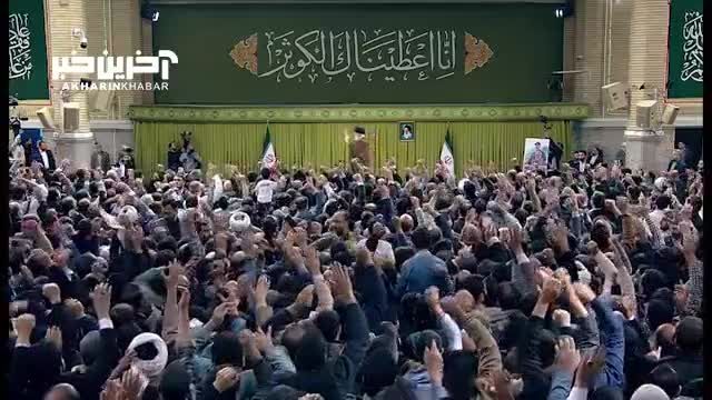 لحظه ورود رهبر انقلاب به حسینیه امام خمینی(ره) در دیدار مداحان: تصاویر واقعی و هیجان‌انگیز