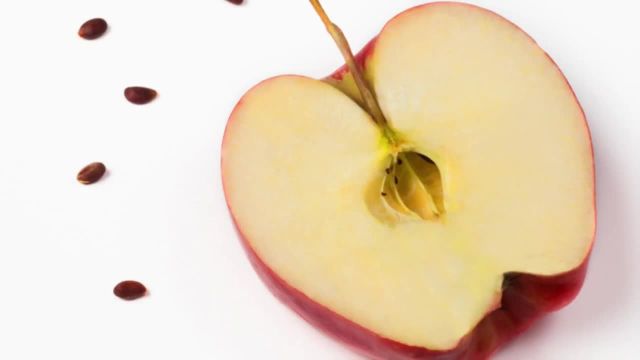 عوارض خوردن دانه سیب | ویدیو