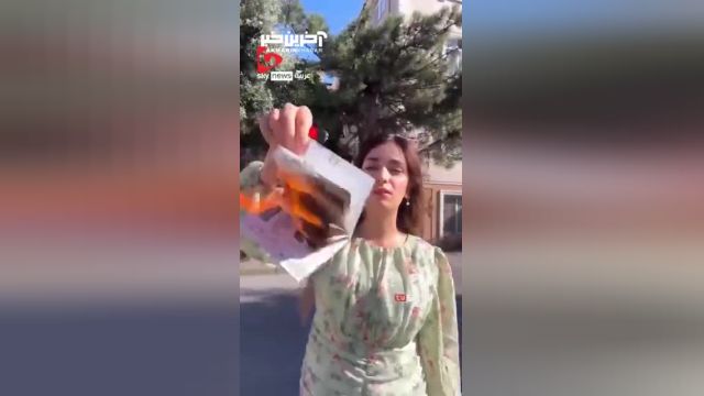 اعتراض به هتک حرمت قرآن | یک زن عراقی در اعتراض به هتک حرمت قرآن پاسپورت سوئدی خود را سوزاند
