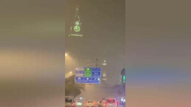 تصاویر وضعیت خیابان‌های عربستان پس از بارش باران در فیلم