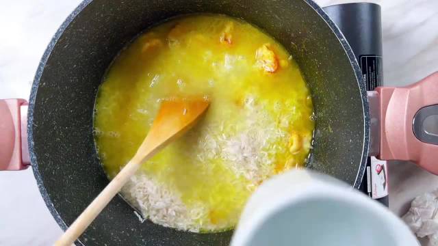 طرز تهیه میگو پلو زعفرانی بدون سبزی