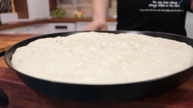 طرز تهیه خمیر پیتزا خانگی نرم و سبک به صورت مرحله به مرحله