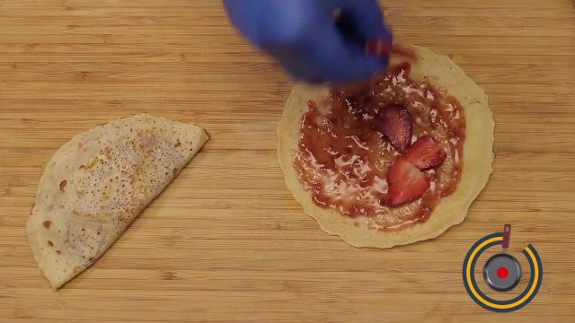 طرز تهیه کرپ موز با توت فرنگی خوشمزه و آسان با دستور ساده