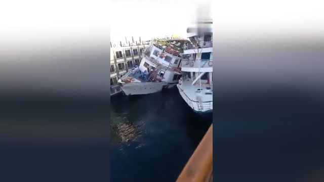 لحظه غرق شدن یک قایق توریستی در مصر | ویدیو