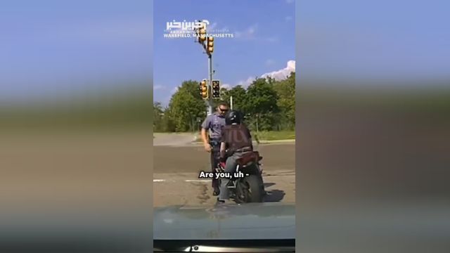 لحظه فرار موتورسوار خلافکار از دست پلیس پس از دستگیری وسط خیابان