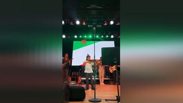 اجرای آهنگ «ای ایران» توسط شادمهر عقیلی و دخترش ملینا | ویدیو
