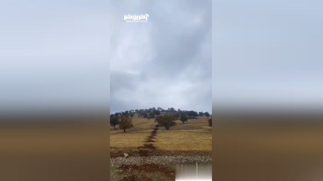 سقوط سنگ غول پیکر از کوه به سمت جاده در اثر بارش باران + فیلم