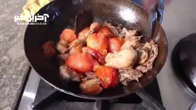 آموزش پخت یک غذای ساده و خوشمزه با گوجه و مرغ توسط آشپز پاکستانی