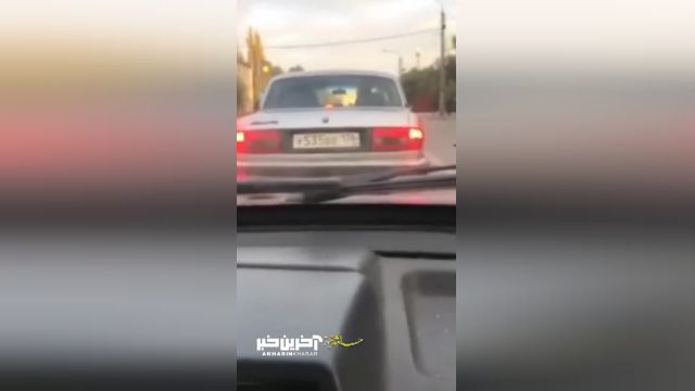 حمله دیوانه وار راننده عصبانی به یک خودرو دیگر