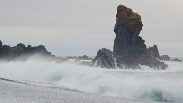 زیبایی سواحل شن سیاه ایسلند | ویدیوی آرامش بخش طبیعت با صدای امواج اقیانوس