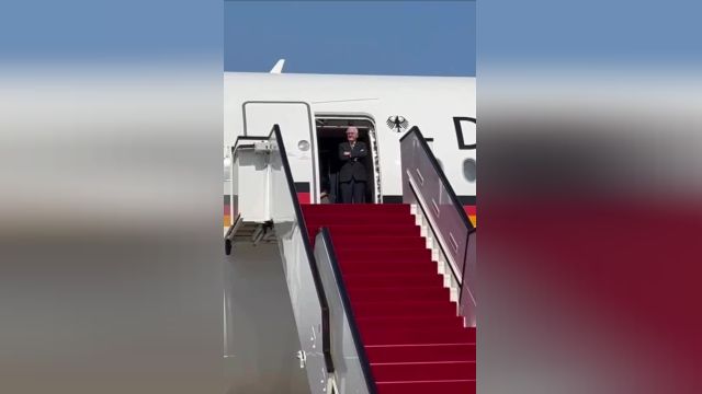 مکث نیم ساعته رئیس جمهور آلمان برای پیاده شدن از هواپیما
