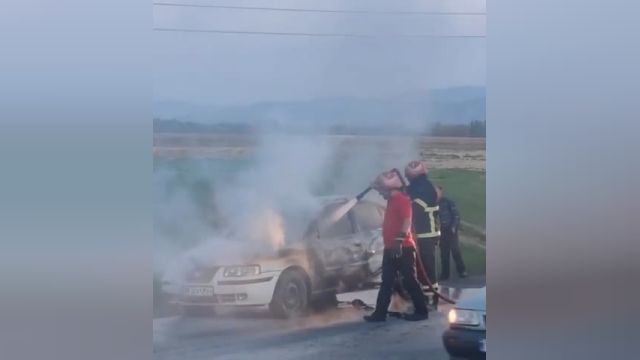 مهار آتش سوزی یک خودرو بدون راننده در جاده سلماس
