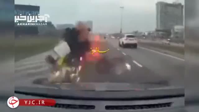 تصادف خودرو با چند دوچرخه سوار | ویدیو