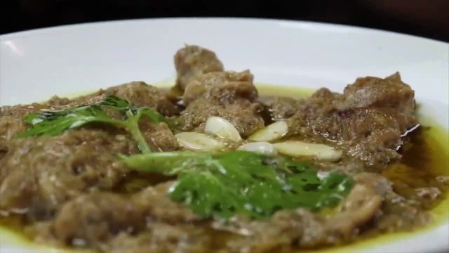 طرز تهیه خوراک مرغ چهل سیر سنتی با کرفس