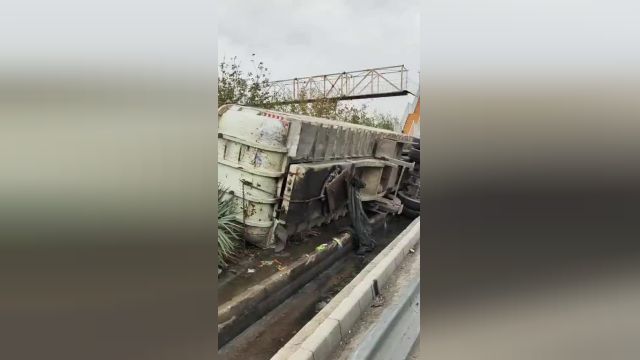 واژگونی کامیون در بزرگراه آزادگان حوالی اتوبان ساوه