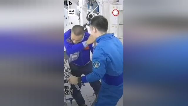 روش جالب و خلاقانه کوتاه کردن موی سر فضانوردان با استفاده از جاروی برقی