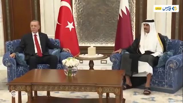 اهدای توپ جام جهانی با امضای مسی از سوی امیر قطر به اردوغان