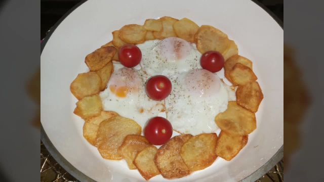 طرز تهیه صبحانه خوشمزه و خاص با تخم محلی و سیب زمینی