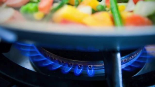 داغ کردن این 4 مواد غذایی ضرر دارد | ویدیو