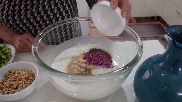 طرز تهیه آب دوغ خیار مجلسی با نان اردستان