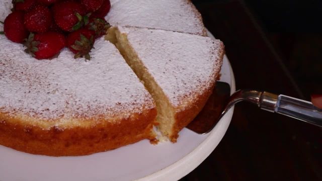 طرز پخت کیک وانیلی پفکی و خوشمزه به روش خانگی