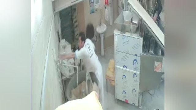 کلیپ گیر کردن پیراهن نانوا در دستگاه خمیرزنی | ویدیو