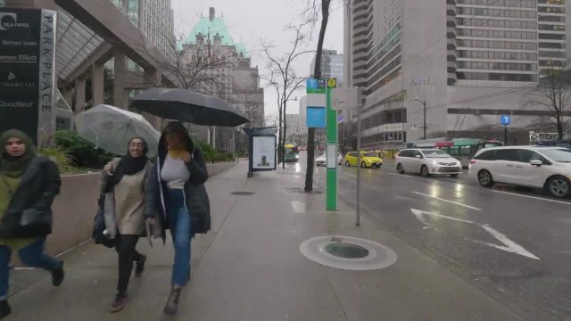 عصر بارانی در مرکز شهر ونکوور | تور پیاده‌ روی شهری در ونکوور کانادا