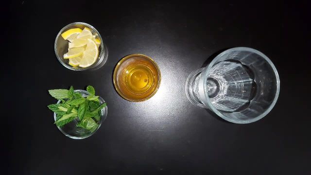طرز تهیه نوشیدنی چای سرد با نعنا و لیمو ترش تازه ( آیس تی )