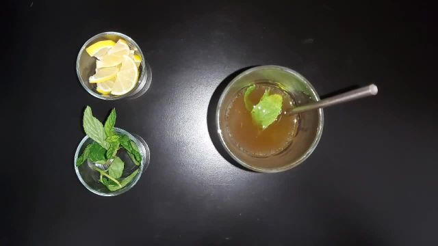 طرز تهیه نوشیدنی چای سرد با نعنا و لیمو ترش تازه ( آیس تی )