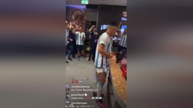 رقص مسی همراه با جام در رختکن آرژانتین | ویدیو