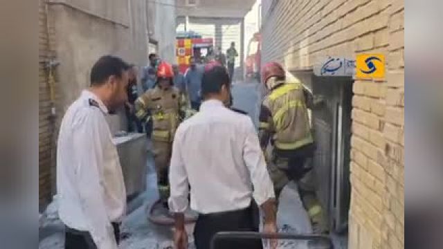 مهار آتش سوزی در انبار مواد غذایی خیابان مولوی قزوین