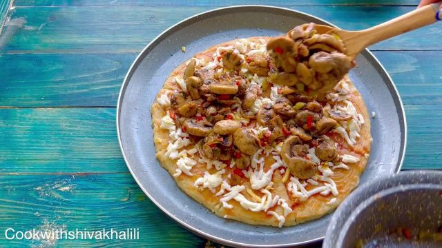 طرز تهیه ساده ترین پیتزا بدون خمیر و گوشت به روش خانگی
